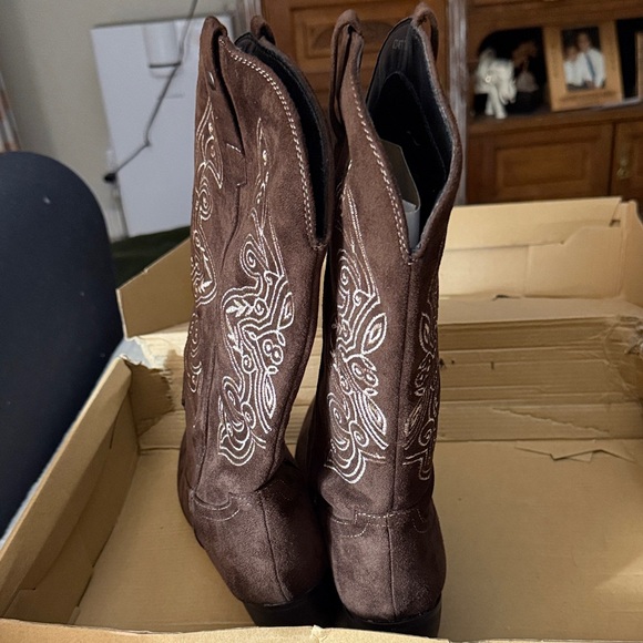 Boohoo Dark Brown Embroidered Heeled Boots - Picture 6 of 6